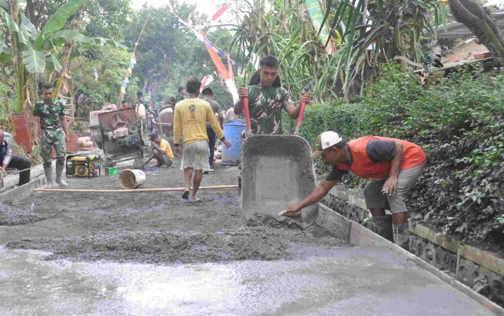 Berjibaku bersama warga percepat rabat beton jalan
