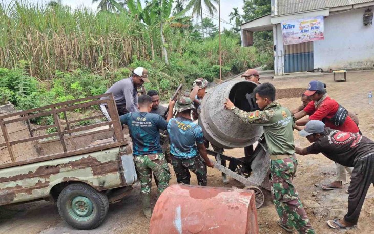 Mobil pick up warga saat membawa mesin molen