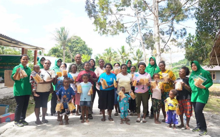 Dansatgas TMMD Ke-129 Kodim 1807/Sorong Selatan Letkol Czi Paulus Caesario bersama warga dalam pelatihan UMKM di Kampung Sesor