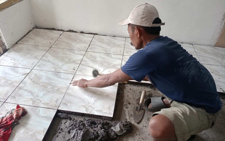 Pemasangan keramik RTLH
