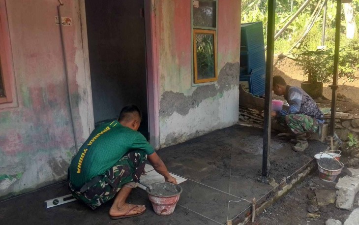 Pemasangan keramik lantai RTLH