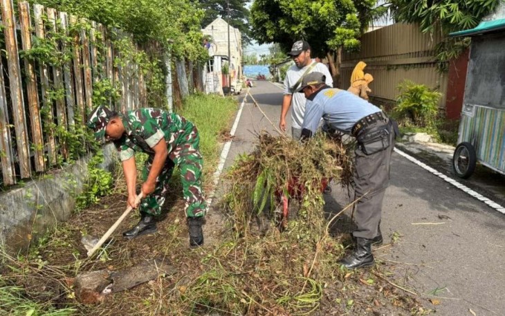 Pembersihan lingkungan bersama warga