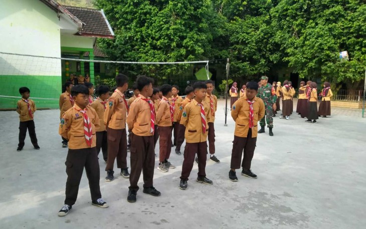 Babinsa latih PBB siswa 