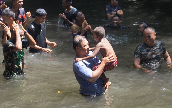 Kebersamaan menikmati air terjun di Kampung Sesor