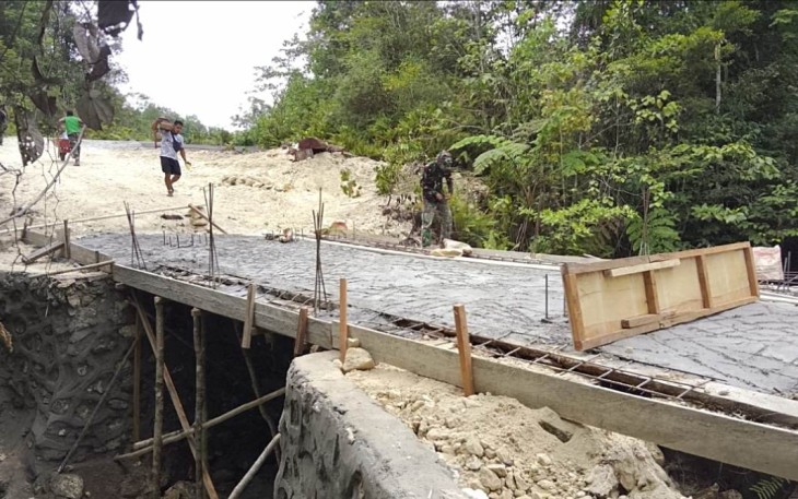 Pengecoran bagian atas jembatan Kampung Sesor