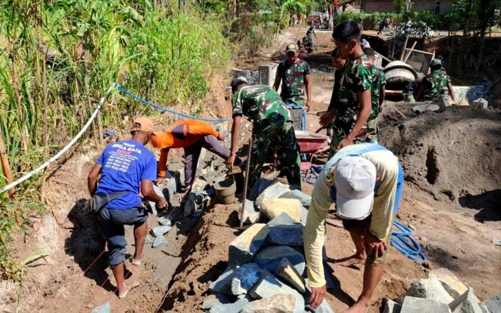 Pengerjaan saluran air di Desa Bulu Lor