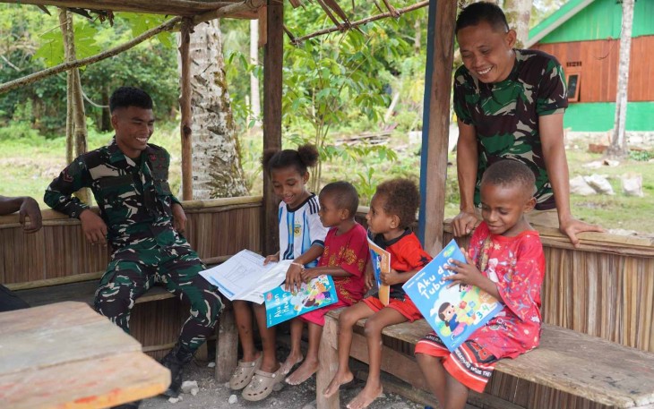 Canda tawa bersama anak-anak di Kampung Sesor