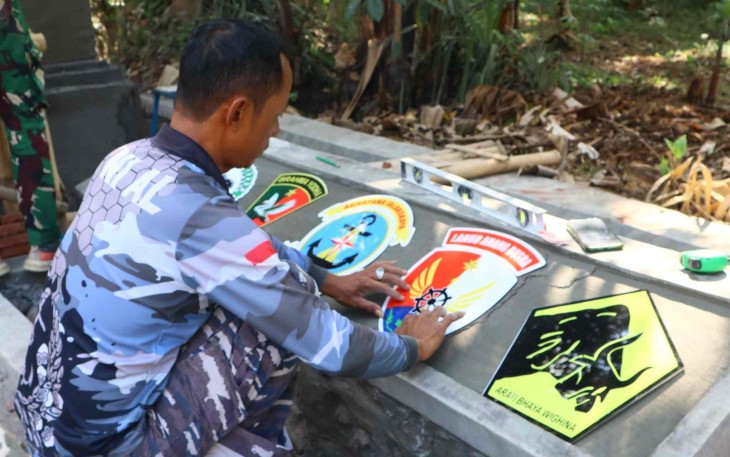 Sertu Suwarno tuntaskan pemasangan tugu prasasti TMMD