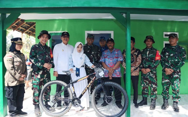 Peninjauan rumah ibu Ety dan penyerahan bantuan sepeda