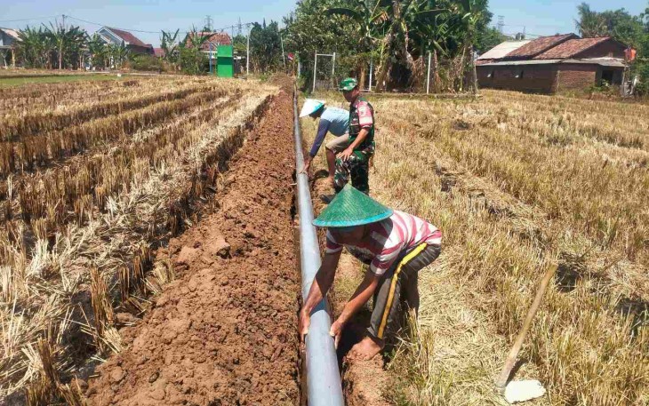 Pengerjaan saluran irigasi persawahan di wilayah desa binaan