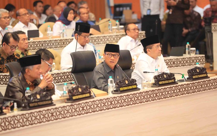 Mendes Yandri Susanto menyampaikan pemaparan di Komisi V DPR RI, Kamis (20/8)