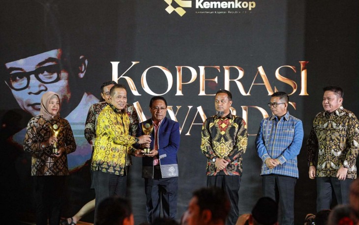 Menkop Ferry Juliantono memberikan penghargaan Koperasi Award 2026 di Jakarta, Kamis (20/8)