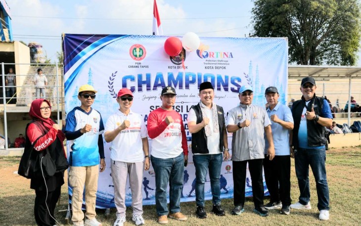 Ketua PORTINA Kota Depok H. Irfan Januar saat foto bersama dengan PGRI Tapos di acara lomba olahraga tradisional tingkat SD se-Kecamatan Tapos di Stadion Mini Sukatani, Sabtu (22/8)