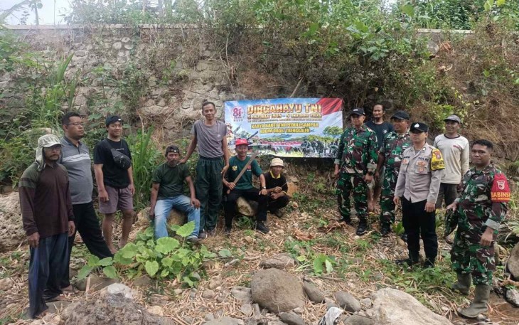 Pembersihan sampah sungai Tawing Kabupaten Trenggalek