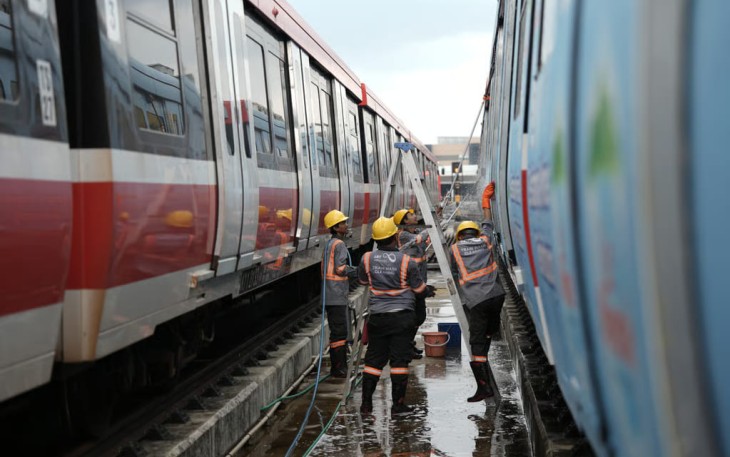 Di Balik Perjalanan Nyaman, Begini Cara LRT Jabodebek Menjaga Kebersihan Stasiun dan Kereta Setiap Hari