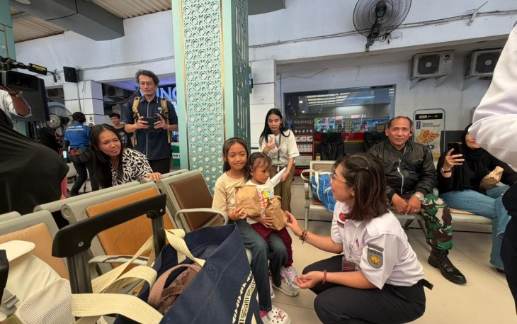 Direktur Komersial KAI Wisata membagikan takjil.