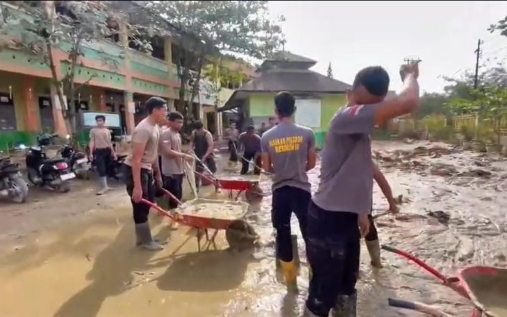Pembersihan material pascabanjir di Aceh Tamiang 