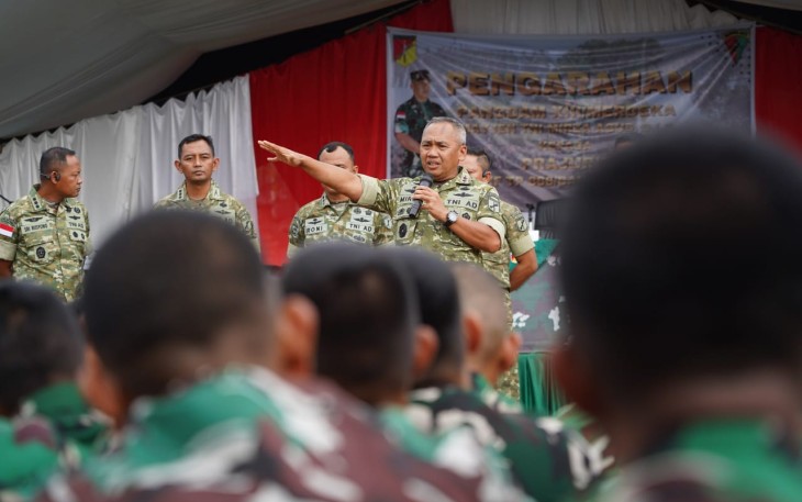 Pangdam XIII Merdeka Mayjen TNI Mirza Agus saat memberikan pengarahan saat melaksanakan kunker