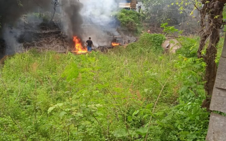 Sumur Minyak Tua Ilegal Gandu Terbakar dan Terdengar Suara Ledakan