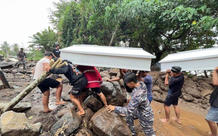 TNI AL Gotong Royong Bantu Masyarakat Terdampak Bencana Banjir Bandang di Kabupaten Siau 