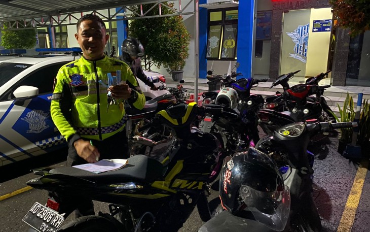 Belasan sepeda motor berknalpot brong hasil operasi penyisiran, Sabtu (10/1/2026) malam, diamankan petugas Satlantas Polres Karanganyar