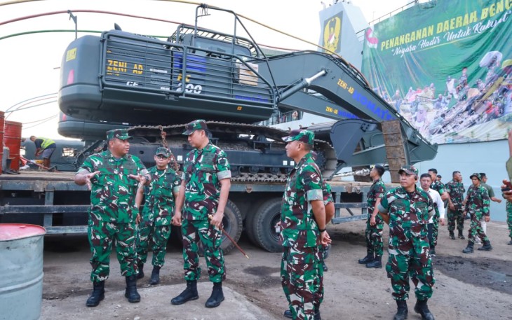 Pangdam I/BB Mayjen TNI Hendy Antariksa saat meninjau bantuan Kasad