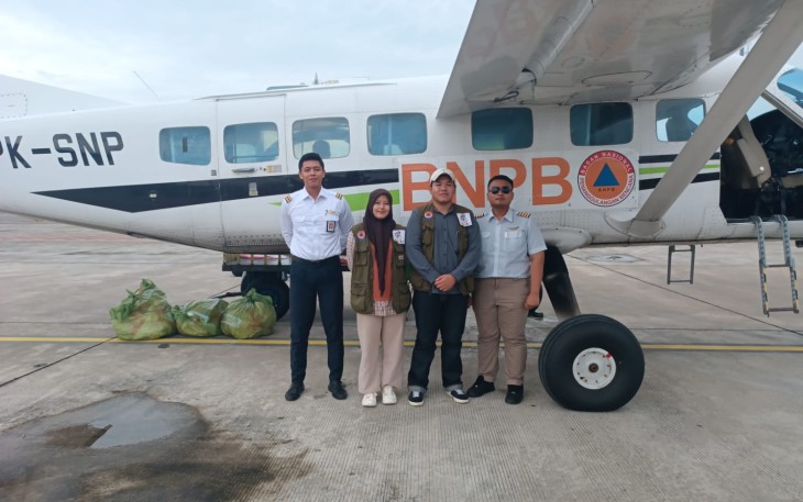 Petugas OMC memuat bahan semai berupa Natrium Klorida (NaCL) ke dalam pesawat carravan PK-SNP untuk operasi modifikasi cuaca wilayah Jawa Tengah pada Kamis (15/1)