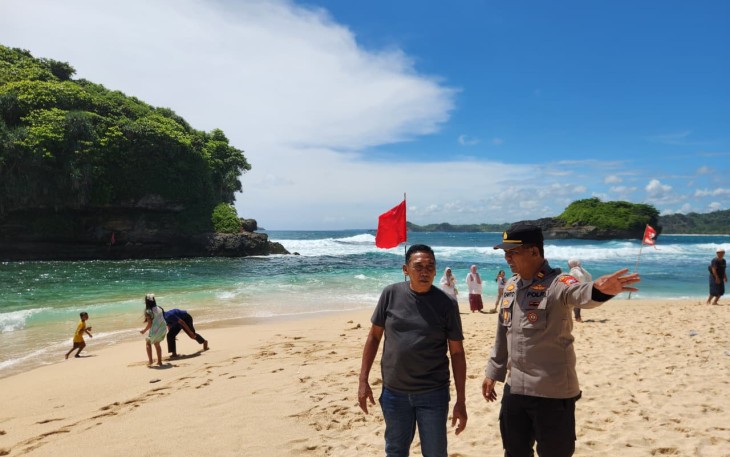 Patroli pantai anggota Polres Malang, Minggu (18/1)