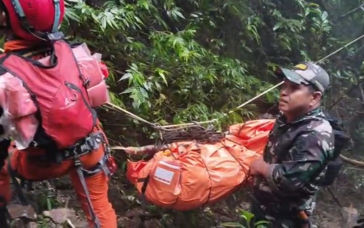 Prajurit TNI dari Kodam XIV/Hasanuddin berhasil menemukan dua korban kecelakaan pesawat ATR 42-500 yang jatuh di wilayah pegunungan Bulusaraung, Kabupaten Pangkep, Senin (19/1/2026)