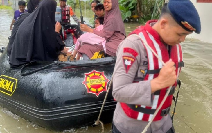 Emak-emak naik perahu karet