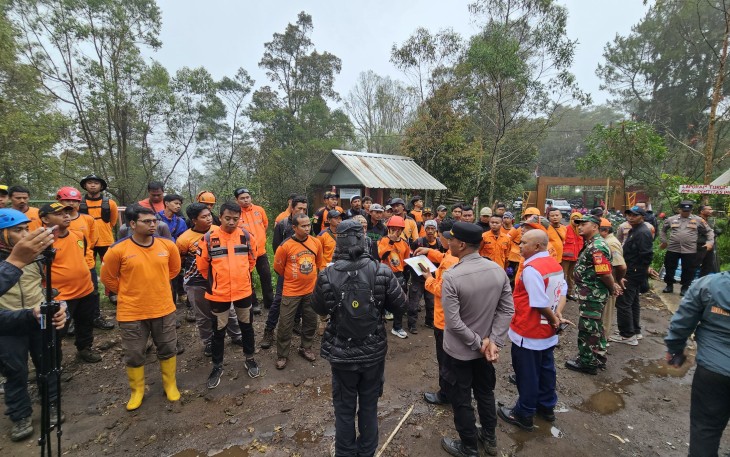 Ratusan personel tim SAR gabungan dikerahkan untuk melacak keberadaan Yasid Ahmad Firdaus (26), pendaki asal Colomadu yang hilang di Bukit Mongkrang