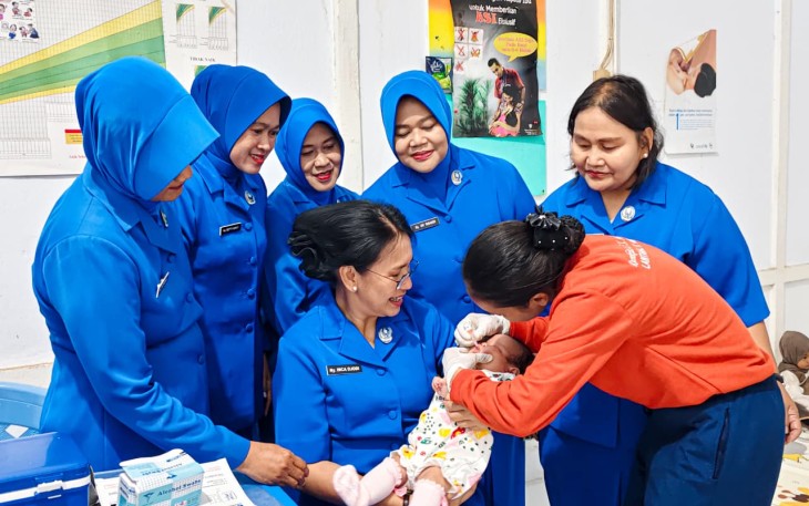 Ketua Daerah Jalasenastri Kodaeral IX, Ny Inca Hanarko pangku balita di posyandu Bobara