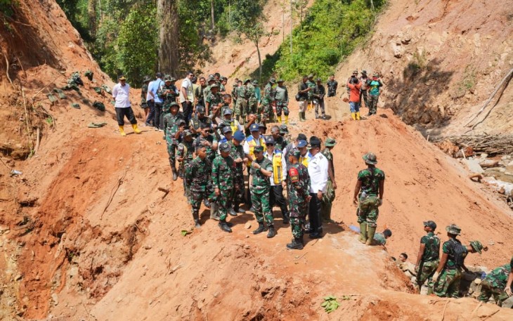 Kepala Staf Umum (Kasum) TNI Letjen TNI Richard Tampubolon selaku Wakil Ketua Satgas Percepatan Rehabilitasi dan Rekonstruksi (PRR) Pascabencana Wilayah Sumatera saat melaksanakan kunjungan di tiga kabupaten di Sumatera Utara pada Rabu (28/1/2026)