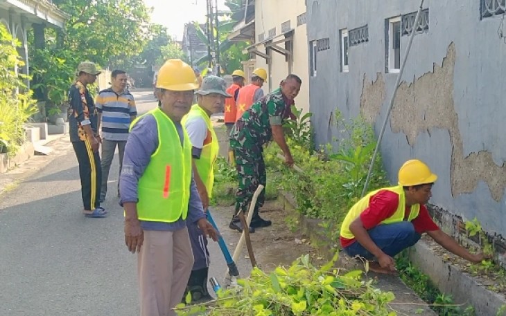 Babinsa dan Warga Sogaten Bersatu Bersihkan Saluran Air, Cegah DBD Sejak Dini