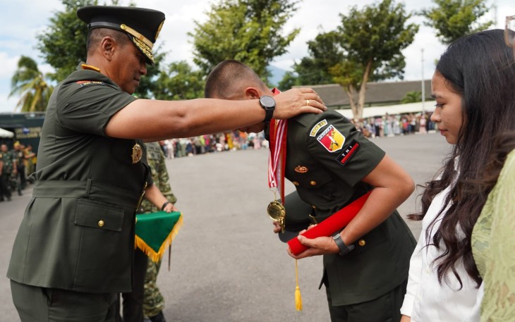 Kasdam XIII/Merdeka saat mengalungkan piagam penghargaan kepada perwakilan prajurit muda yang baru saja di Lantik