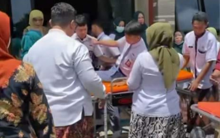 Evakuasi siswa SMAN 2 Kudus