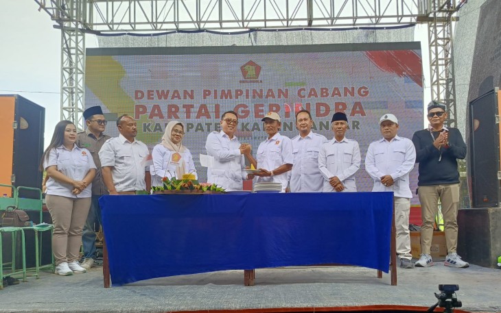 Penyerahan potongan tumpeng oleh Ketua DPC Gerindra Karanganyar Adhe Eliana kepada Ketua Ranting Gerindra Alastuwo Wardoyo dalam acara HUT ke-18 Partai Gerindra, di Lapangan Alastuwo, Kebakkramat, Sabtu (7/2/2026)
