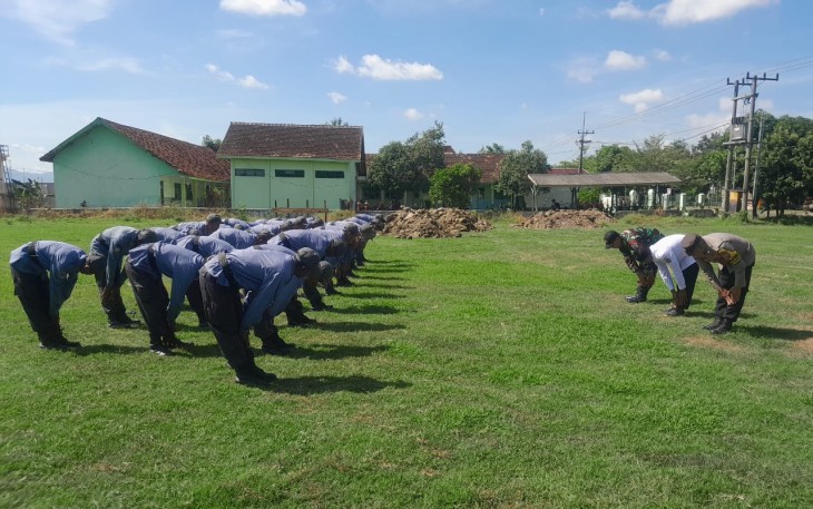 Babinsa Tulungrejo Tanamkan Disiplin dan Tanggung Jawab