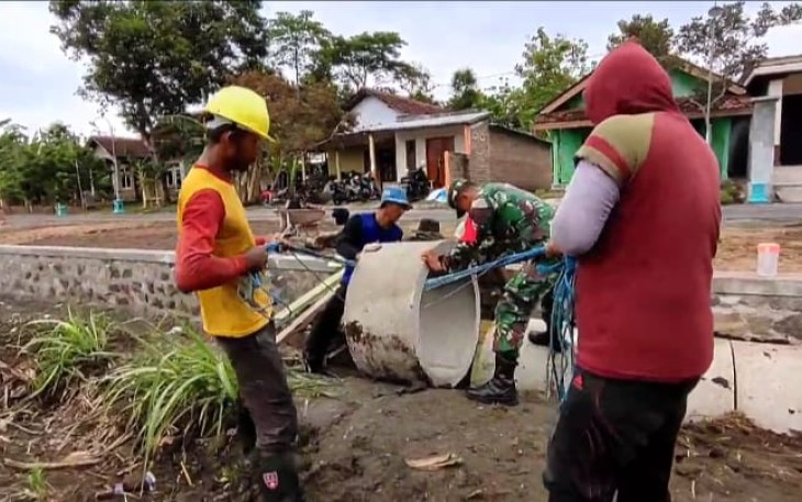 Bantu pasang gorong-gorong di wilayah desa binaan 