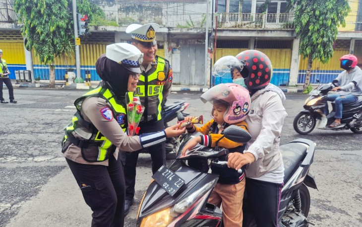 Hari Kesepuluh Operasi Keselamatan Semeru Polres Lumajang Beri Hadiah Pengendara Tertib*