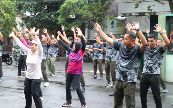 Anggota jajaran Kodim 0807/Tulungagung bersama anggota Persit KCK Cabang XXI Dim 0807 Dim 0807 Koorcab Rem 081 PD V/Brawijaya melaksanakan kegiatan jalan sehat dan senam bersama, Jumat (13/02/2026)