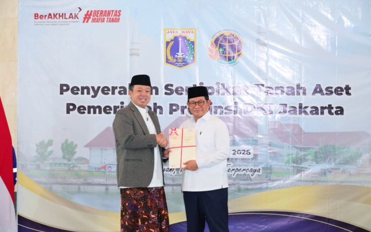 Menteri Agraria dan Tata Ruang/Kepala Badan Pertanahan Nasional (ATR/BPN), Nusron Wahid, menyerahkan 3.922 sertipikat hak atas tanah milik Pemerintah Provinsi DKI Jakarta kepada Gubernur DKI Jakarta, Pramono Anung, di Masjid Raya K.H. Hasyim Asy'ari, Jumat (13/02/2026)
