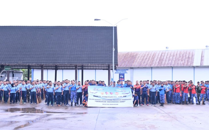 Personel Lanud Sultan Hasanuddin Bersihkan Kawasan Terminal dan Pasar Daya