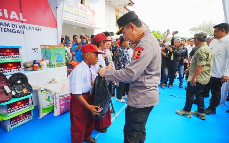 Kapolri Jenderal Listyo Sigit Prabowo bersama Ketua Komisi IV DPR Siri Hediati Hariyadi meninjau lokasi Hunian Sementara (Huntara) Asrama Haji Pinangsori untuk korban bencana di wilayah Tapanuli Tengah, Sumatera Utara