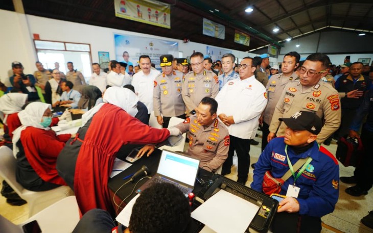 Kapolri Jenderal Listyo Sigit Prabowo ikut melaksanakan donor darah saat menghadiri perayaan Hari Ulang Tahun (HUT) ke-53 elemen buruh Konfederasi Serikat Pekerja Seluruh Indonesia (KSPSI)