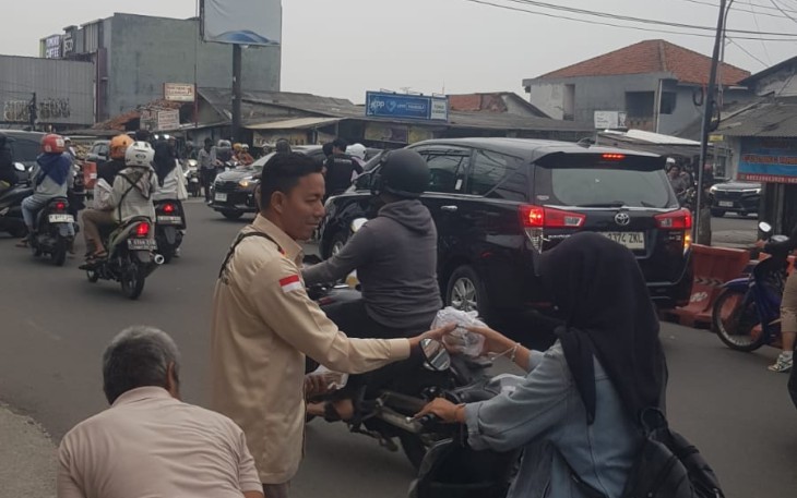 Bagikan takjil pengendara motor di perapatan Mampang, Pancoran Mas Depok, Minggu (22/2)