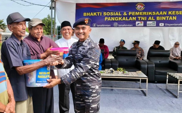 Danlanal Bintan saat memberikan bansos