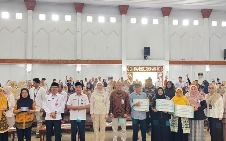 Staf Ahli Gubernur Bidang Kemasyarakatan dan Sumber Daya Manusia (SDM), Zahirman Aidi, M.T.Pd., menghadiri sekaligus membuka secara resmi kegiatan Edukasi Keuangan Syariah bersama Tim Percepatan Akses Keuangan Daerah (TPAKD) /Foto : MC 