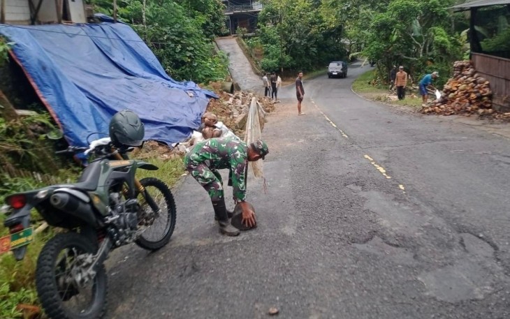 Pasang terpal cegah longsor 
