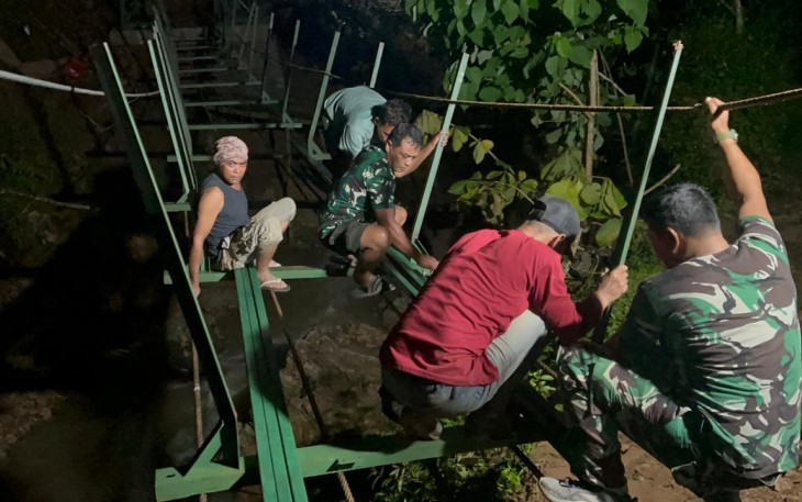 Kompak bangun jembatan gantung perintis hingga malam